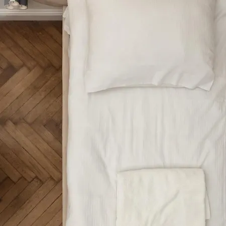 Comfort - By Upstairs Apartment *